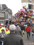 871984 Gezicht in de Oranjestraat in Wijk C te Utrecht, tijdens vrijmarkt op Koninginnedag, vanaf de Zandbrug.